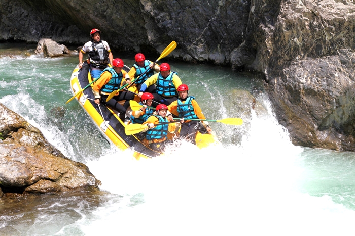 Team Building Rafting