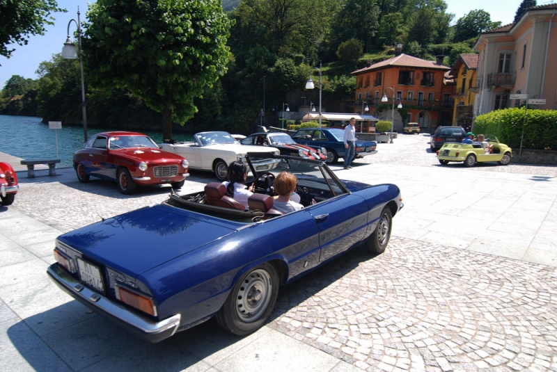 Treasure hunt in vintage car