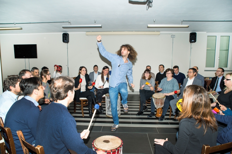 A team building in which you use the drum circle playing together to create rhythms with drums and percussions, a strong energy that affects everyone.